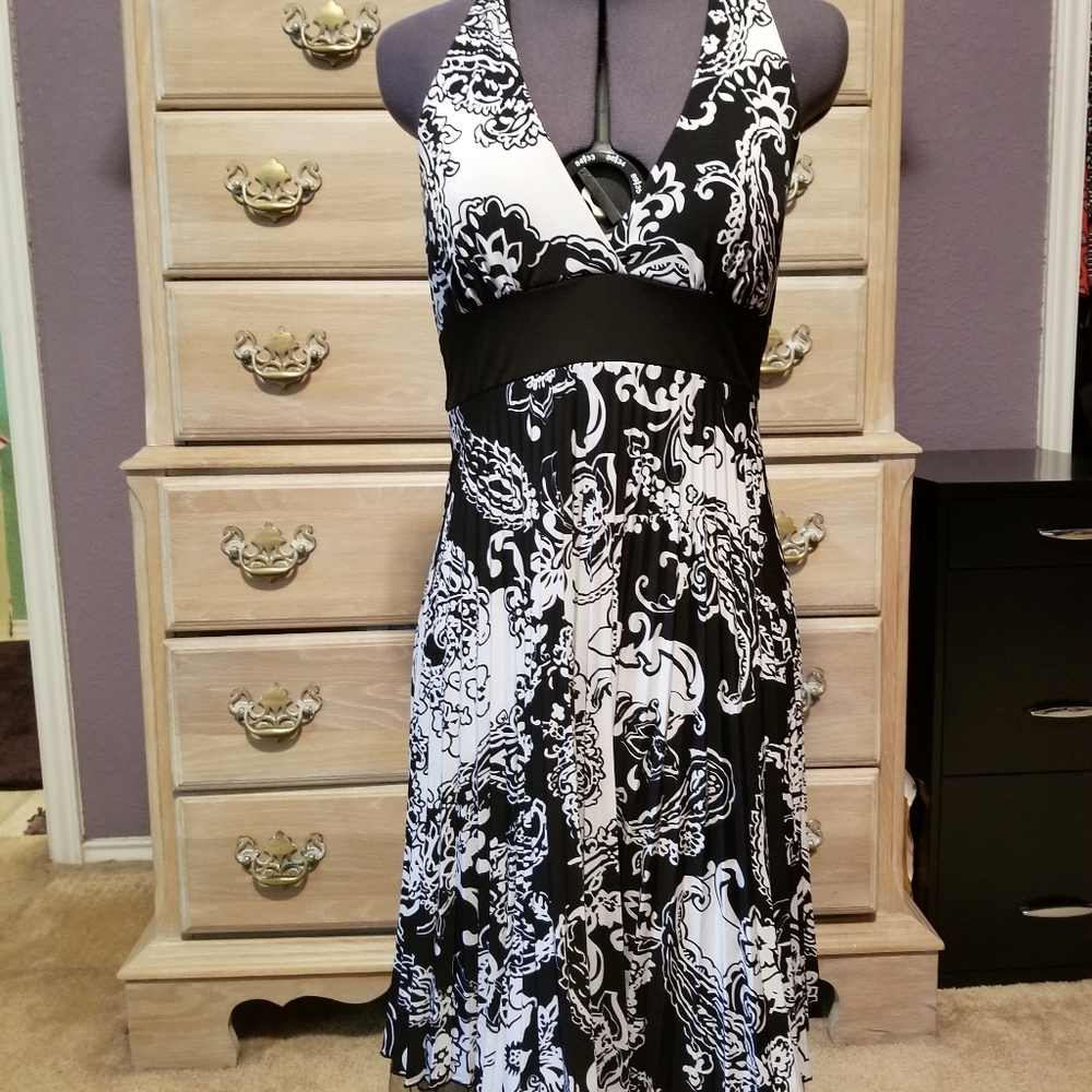 Speechless Black & White Halter Neck Dress with Floral Pattern Size Small